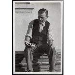 Férfi, cigarettával a deszkákon, ing, mellény, kommunizmus, termelőszövetkezeti csoport, helytörténet, 1950-es évek, Eredeti fotó, papírkép.   