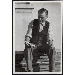   Férfi, cigarettával a deszkákon, ing, mellény, kommunizmus, termelőszövetkezeti csoport, helytörténet, 1950-es évek, Eredeti fotó, papírkép.   