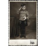 Fehér műterem, Kaposvár, kisfiú egyenruhában, kard, kesztyű, csizma, Horthy-korszak, helytörténet, Somogy megye, 1936., 1930-as évek, Eredeti fotó, papírkép. 