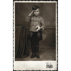   Fehér műterem, Kaposvár, kisfiú egyenruhában, kard, kesztyű, csizma, Horthy-korszak, helytörténet, Somogy megye, 1936., 1930-as évek, Eredeti fotó, papírkép. 
