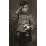 Fehér műterem, Kaposvár, kisfiú egyenruhában, kard, kesztyű, csizma, Horthy-korszak, helytörténet, Somogy megye, 1936., 1930-as évek, Eredeti fotó, papírkép. 