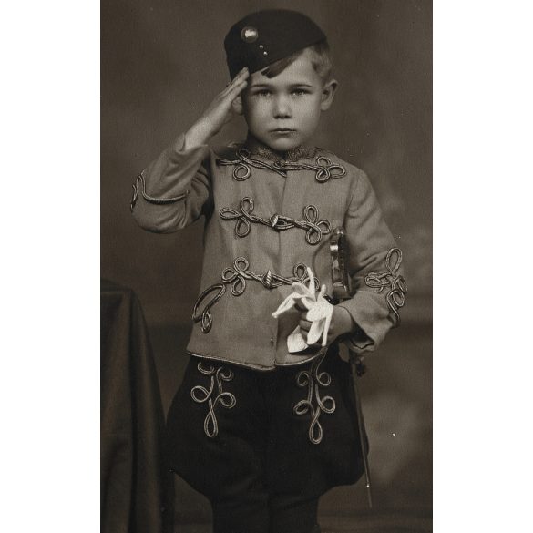 Fehér műterem, Kaposvár, kisfiú egyenruhában, kard, kesztyű, csizma, Horthy-korszak, helytörténet, Somogy megye, 1936., 1930-as évek, Eredeti fotó, papírkép. 