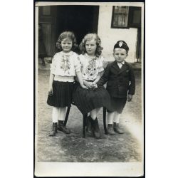   Szombathelyi fényképész, Budaörs, gyerekek, testvérek (?) magyaros ruhában, Horthy-korszak, helytörténet, Pest megye, 1930-as évek, Eredeti fotó, papírkép.  