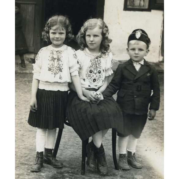 Szombathelyi fényképész, Budaörs, gyerekek, testvérek (?) magyaros ruhában, Horthy-korszak, helytörténet, Pest megye, 1930-as évek, Eredeti fotó, papírkép.  