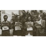 Elegáns férfiak újságokkal, Új Nemzedék,  Népszava, Az Est, Egyenlőség, napilap, sajtótörténet, vicces, Horthy-korszak, 1930-as évek, Eredeti fotó, papírkép gyűrődéssel.