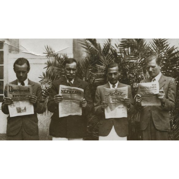 Elegáns férfiak újságokkal, Új Nemzedék,  Népszava, Az Est, Egyenlőség, napilap, sajtótörténet, vicces, Horthy-korszak, 1930-as évek, Eredeti fotó, papírkép gyűrődéssel.