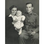 Kováts és Társa műterem, magyar katona feleségével és gyerekével, egyenruha, 2. világháború, Horthy-korszak, 1940-es évek, Eredeti fotó, mélynyomóval jelzett papírkép.  