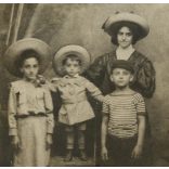 Nagyobb méret, Barna Dezső fényképész, anya gyerekekkel, kalap, sapka, vásári fotó, ideiglenes műterem, monarchia, 1900-as évek, Eredeti  kabinetfotó, kartonra kasírozott fotó.  