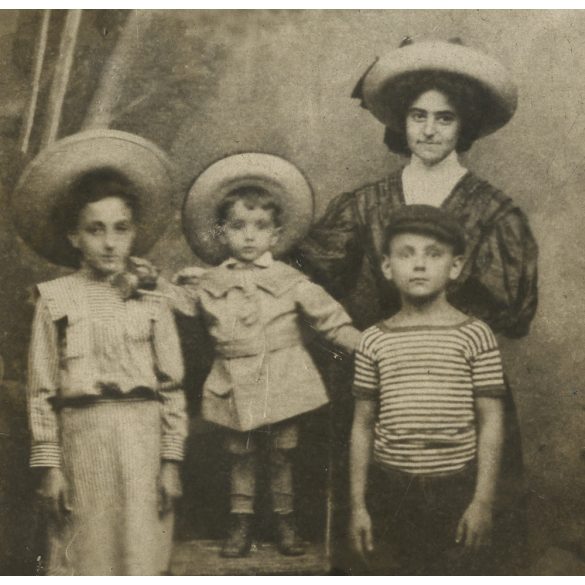 Nagyobb méret, Barna Dezső fényképész, anya gyerekekkel, kalap, sapka, vásári fotó, ideiglenes műterem, monarchia, 1900-as évek, Eredeti  kabinetfotó, kartonra kasírozott fotó.  