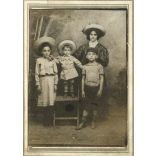 Nagyobb méret, Barna Dezső fényképész, anya gyerekekkel, kalap, sapka, vásári fotó, ideiglenes műterem, monarchia, 1900-as évek, Eredeti  kabinetfotó, kartonra kasírozott fotó.  