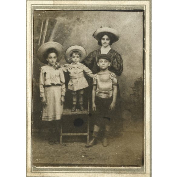Nagyobb méret, Barna Dezső fényképész, anya gyerekekkel, kalap, sapka, vásári fotó, ideiglenes műterem, monarchia, 1900-as évek, Eredeti  kabinetfotó, kartonra kasírozott fotó.  