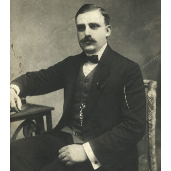 Csonka (?) műterem, Marosvásárhely, Erdély, Mózes Jenő portréja, bajusz, óralánc, monarchia, helytörténet, 1900-as évek, Eredeti  körbevágott kabinetfotó.  