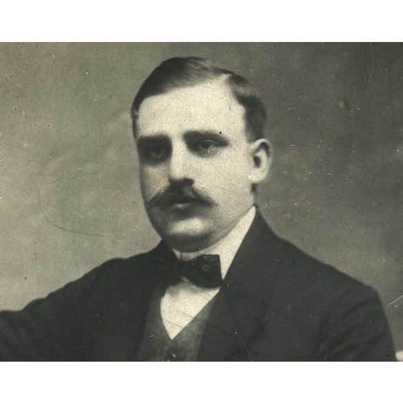 Csonka (?) műterem, Marosvásárhely, Erdély, Mózes Jenő portréja, bajusz, óralánc, monarchia, helytörténet, 1900-as évek, Eredeti  körbevágott kabinetfotó.  
