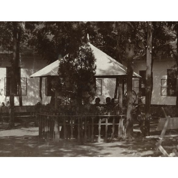 Nagyobb méret, a Gazdasági Rokkant Iskola kertrészlete, Debrecen, iskola és munkalehetőség az 1. világháborúban tartósan megsérült katonák számára, Horthy-korszak, helytörténet, 1920-as évek, Eredeti 