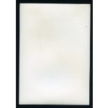 Parasztasszony mezítláb egy parasztház szobájában, döngölt-föld padló, kemence, cserépkályha, népi bútorok, népviselet, falu, paraszt, Horthy-korszak, néprajz, lakásbelső, hagyomány, 1930-as évek, Ere