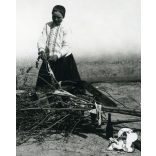 Májusfa állítás, Boldog, fiatal lány népviseletben, falu, paraszt, Horthy-korszak, néprajz, hagyomány, Heves megye, 1930-as évek, Eredeti fotó, papírkép.   