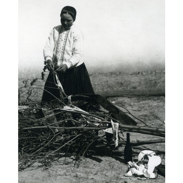Májusfa állítás, Boldog, fiatal lány népviseletben, falu, paraszt, Horthy-korszak, néprajz, hagyomány, Heves megye, 1930-as évek, Eredeti fotó, papírkép.   