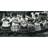 Gönyei (Gönyey) Sándor jelzetlen fotója, kislányok körtánca, Sióagárd,  falu, népviselet, paraszt, Horthy-korszak, néprajz, hagyomány, tánc, művészet, Tolna megye, 1930-as évek, Eredeti fotó, papírkép