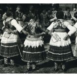 Gönyei (Gönyey) Sándor jelzetlen fotója, kislányok körtánca, Sióagárd,  falu, népviselet, paraszt, Horthy-korszak, néprajz, hagyomány, tánc, művészet, Tolna megye, 1930-as évek, Eredeti fotó, papírkép