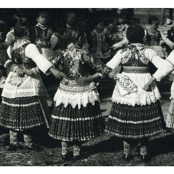 Gönyei (Gönyey) Sándor jelzetlen fotója, kislányok körtánca, Sióagárd,  falu, népviselet, paraszt, Horthy-korszak, néprajz, hagyomány, tánc, művészet, Tolna megye, 1930-as évek, Eredeti fotó, papírkép