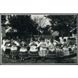 Gönyei (Gönyey) Sándor jelzetlen fotója, kislányok körtánca, Sióagárd,  falu, népviselet, paraszt, Horthy-korszak, néprajz, hagyomány, tánc, művészet, Tolna megye, 1930-as évek, Eredeti fotó, papírkép