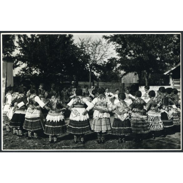 Gönyei (Gönyey) Sándor jelzetlen fotója, kislányok körtánca, Sióagárd,  falu, népviselet, paraszt, Horthy-korszak, néprajz, hagyomány, tánc, művészet, Tolna megye, 1930-as évek, Eredeti fotó, papírkép