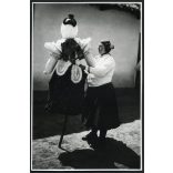 Gönyei (Gönyey) Sándor jelzetlen fotója, kiszebábu öltöztetése, Boldog, falu, népviselet, paraszt, Horthy-korszak, néprajz, hagyomány, művészet, Heves megye, 1930-as évek, Eredeti fotó, papírkép.   