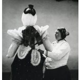 Gönyei (Gönyey) Sándor jelzetlen fotója, kiszebábu öltöztetése, Boldog, falu, népviselet, paraszt, Horthy-korszak, néprajz, hagyomány, művészet, Heves megye, 1930-as évek, Eredeti fotó, papírkép.   