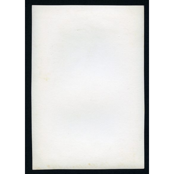 Gönyei (Gönyey) Sándor jelzetlen fotója, kiszebábu öltöztetése, Boldog, falu, népviselet, paraszt, Horthy-korszak, néprajz, hagyomány, művészet, Heves megye, 1930-as évek, Eredeti fotó, papírkép.   