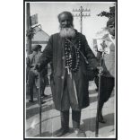 Nagyobb méret, Palotay Gertrúd néprajzkutató fotója, énekes koldus a Jézus Szíve búcsúban, Mezőkövesd,  népviselet, Horthy-korszak, néprajz, hagyomány, művészet, Borsod-Abaúj-Zemplén megye, 1930-as év