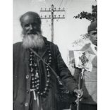 Nagyobb méret, Palotay Gertrúd néprajzkutató fotója, énekes koldus a Jézus Szíve búcsúban, Mezőkövesd,  népviselet, Horthy-korszak, néprajz, hagyomány, művészet, Borsod-Abaúj-Zemplén megye, 1930-as év