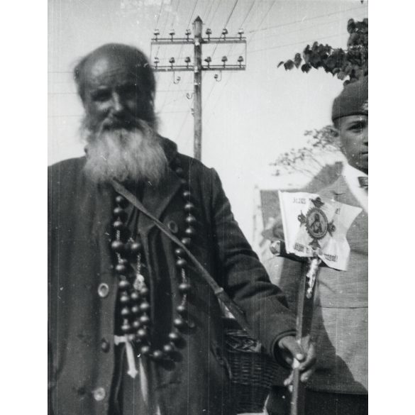 Nagyobb méret, Palotay Gertrúd néprajzkutató fotója, énekes koldus a Jézus Szíve búcsúban, Mezőkövesd,  népviselet, Horthy-korszak, néprajz, hagyomány, művészet, Borsod-Abaúj-Zemplén megye, 1930-as év