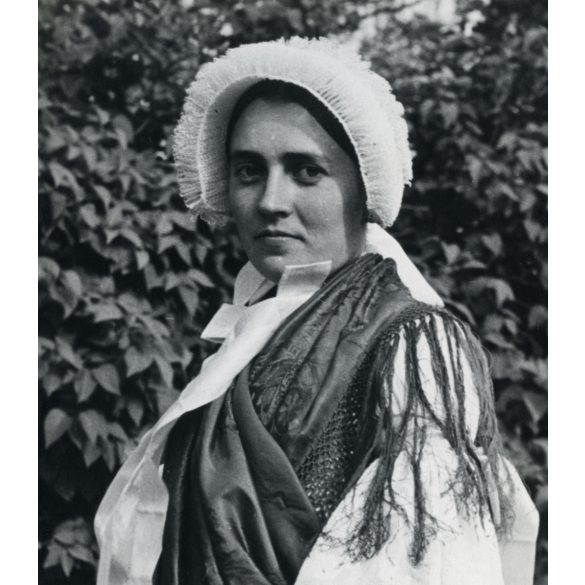 Nagyobb méret, nő főkötőben, Kéménd, Felvidék, népviselet, Horthy-korszak, néprajz, hagyomány, művészet, 1930-as évek, Eredeti fotó, hátulján feliratozott papírkép.  