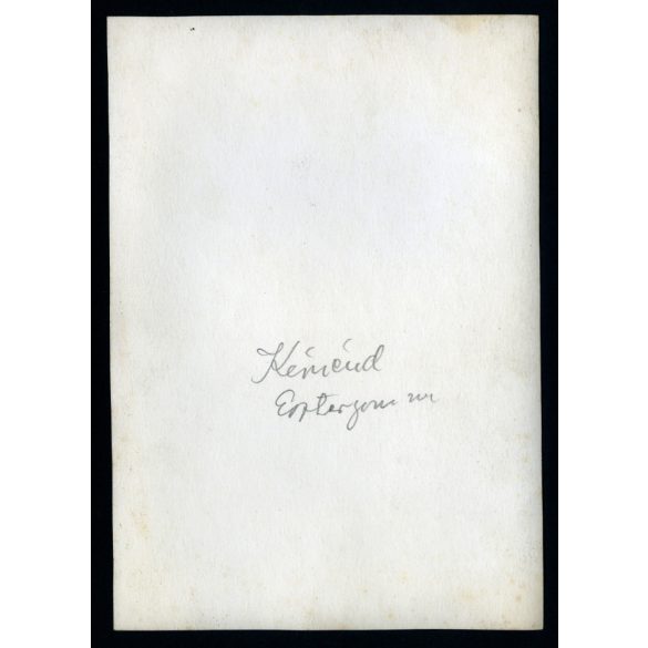 Nagyobb méret, nő főkötőben, Kéménd, Felvidék, népviselet, Horthy-korszak, néprajz, hagyomány, művészet, 1930-as évek, Eredeti fotó, hátulján feliratozott papírkép.  