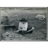 Nagyobb méret, disznópásztor a tűzhelynél, gyerek, kalap, néprajz,  Horthy-korszak, 1930-as évek, Eredeti fotó, papírkép.   méret megközelítőleg (centiméterben): 12 x 17 Használt! Eredeti nagyítás! Ne