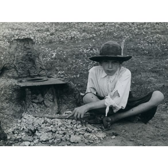 Nagyobb méret, disznópásztor a tűzhelynél, gyerek, kalap, néprajz,  Horthy-korszak, 1930-as évek, Eredeti fotó, papírkép.   méret megközelítőleg (centiméterben): 12 x 17 Használt! Eredeti nagyítás! Ne