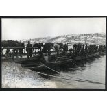 Nagyobb méret, bolgár megszálló katonák kelnek át a Dunán, Kiskőszeg, Duna, pontonhíd, lovak, 2. világháború, Horthy-korszak, 1945, 1940-es évek, helytörténet, Eredeti fotó, kartonra ragasztott papírk