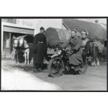 Nagyobb méret, bolgár megszálló katonák, Nagykanizsa, Adler Gyula üzlete, kirakat, motorkerékpár, lovaskocsi, jármű, közlekedés, 2. világháború, Horthy-korszak, 1945, 1940-es évek, helytörténet, Zala 