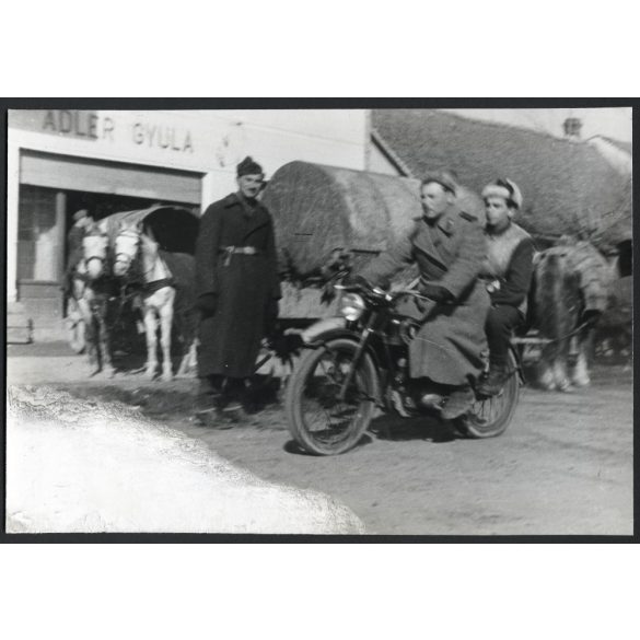 Nagyobb méret, bolgár megszálló katonák, Nagykanizsa, Adler Gyula üzlete, kirakat, motorkerékpár, lovaskocsi, jármű, közlekedés, 2. világháború, Horthy-korszak, 1945, 1940-es évek, helytörténet, Zala 
