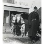 Nagyobb méret, bolgár megszálló katonák, Nagykanizsa, Adler Gyula üzlete, kirakat, motorkerékpár, lovaskocsi, jármű, közlekedés, 2. világháború, Horthy-korszak, 1945, 1940-es évek, helytörténet, Zala 