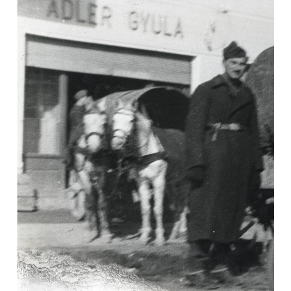 Nagyobb méret, bolgár megszálló katonák, Nagykanizsa, Adler Gyula üzlete, kirakat, motorkerékpár, lovaskocsi, jármű, közlekedés, 2. világháború, Horthy-korszak, 1945, 1940-es évek, helytörténet, Zala 