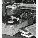 Nagyobb méret, Gábor Viktor fotográfus, falusi asszonyok kézimunkáznak zenehallgatás mellett, lemezjátszó, vicces, szocializmus, 1960-as évek, Eredeti fotó, pecséttel jelzett papírkép.  