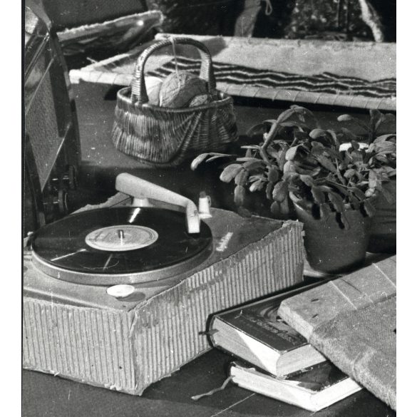 Nagyobb méret, Gábor Viktor fotográfus, falusi asszonyok kézimunkáznak zenehallgatás mellett, lemezjátszó, vicces, szocializmus, 1960-as évek, Eredeti fotó, pecséttel jelzett papírkép.  