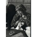 Nagyobb méret, Gábor Viktor fotográfus, falusi asszonyok kézimunkáznak zenehallgatás mellett, lemezjátszó, vicces, szocializmus, 1960-as évek, Eredeti fotó, pecséttel jelzett papírkép.  