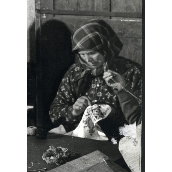 Nagyobb méret, Gábor Viktor fotográfus, falusi asszonyok kézimunkáznak zenehallgatás mellett, lemezjátszó, vicces, szocializmus, 1960-as évek, Eredeti fotó, pecséttel jelzett papírkép.  