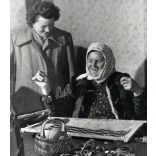 Nagyobb méret, Gábor Viktor fotográfus, falusi asszonyok kézimunkáznak zenehallgatás mellett, lemezjátszó, vicces, szocializmus, 1960-as évek, Eredeti fotó, pecséttel jelzett papírkép.  