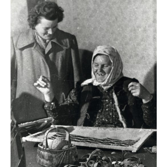Nagyobb méret, Gábor Viktor fotográfus, falusi asszonyok kézimunkáznak zenehallgatás mellett, lemezjátszó, vicces, szocializmus, 1960-as évek, Eredeti fotó, pecséttel jelzett papírkép.  