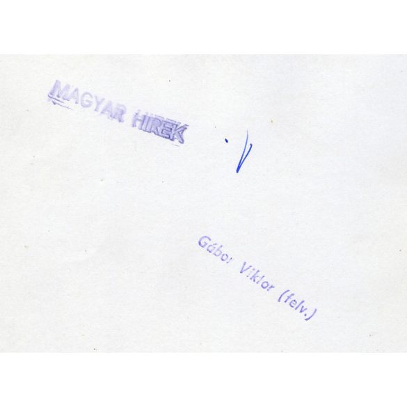 Nagyobb méret, Gábor Viktor fotográfus, falusi asszonyok kézimunkáznak zenehallgatás mellett, lemezjátszó, vicces, szocializmus, 1960-as évek, Eredeti fotó, pecséttel jelzett papírkép.  