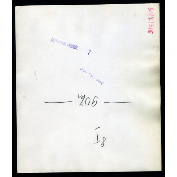 Nagyobb méret, Gábor Viktor fotográfus, falusi asszonyok kézimunkáznak zenehallgatás mellett, lemezjátszó, vicces, szocializmus, 1960-as évek, Eredeti fotó, pecséttel jelzett papírkép.  