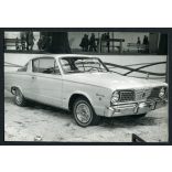 Amerikai autó, Plymouth Barracuda bemutatója, Budapest, Városliget, Ipari vásár, USA gépkocsi, jármű, közlekedés, szocializmus, 1960-as évek, Eredeti fotó, papírkép.  